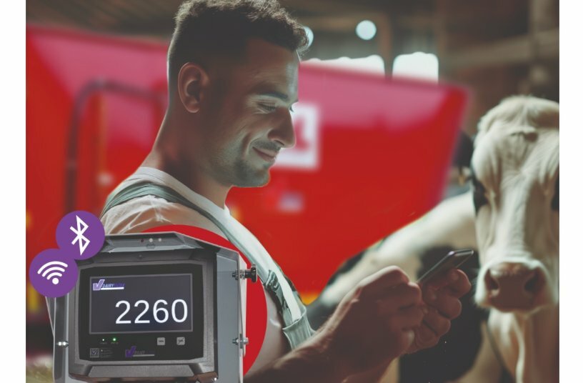 Gewichtsanzeige auf der Dairy Feeder Box am Futtermischwagen, digitaler Futterzettel auf dem Smartphone: Die neue App Ration des V-CONNECT Dairy Feeder von BvL erleichtert als Einstiegsvariante ins Fütterungsmanagement den Alltag im Stall.<br>BILDQUELLE: Bernard van Lengerich  Maschinenfabrik GmbH & Co. KG