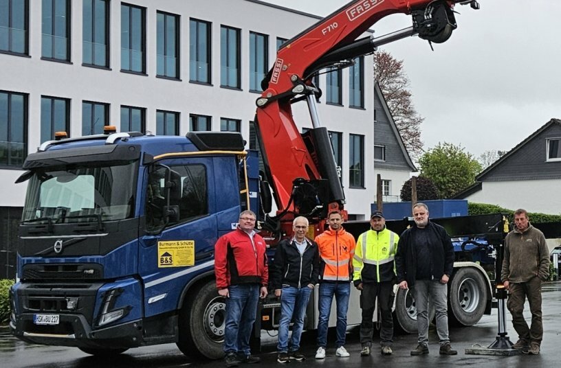 FASSI Ladekran auf Abrollcontainer-Chassis<br>BILDQUELLE: Oschütz und maschinen + Technik; FASSI Deutschland GmbH