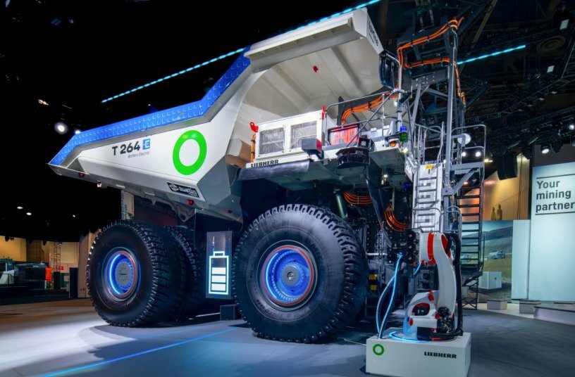 The battery system of the autonomous T 264 mining truck is specialised in green technologies and enables both static charging via a robotic charging arm and dynamic charging.<br>IMAGE SOURCE: Liebherr-International AG