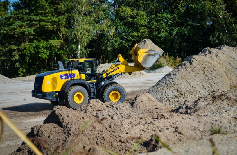 Komatsu WA475-11<br>IMAGE SOURCE: Komatsu