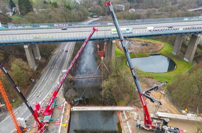Im Tandemhub werden die Stahlbeton-Träger auf den Widerlagern der neuen Brückenkonstruktion abgelegt.<br>BILDQUELLE: Liebherr-Werk Ehingen GmbH