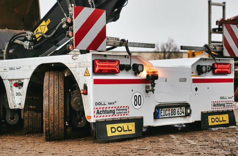 Maximale Effizienz auf minimaler Höhe: Bode Bautechnik setzt auf DOLL Tiefbett<br>BILDQUELLE: DOLL Fahrzeugbau GmbH