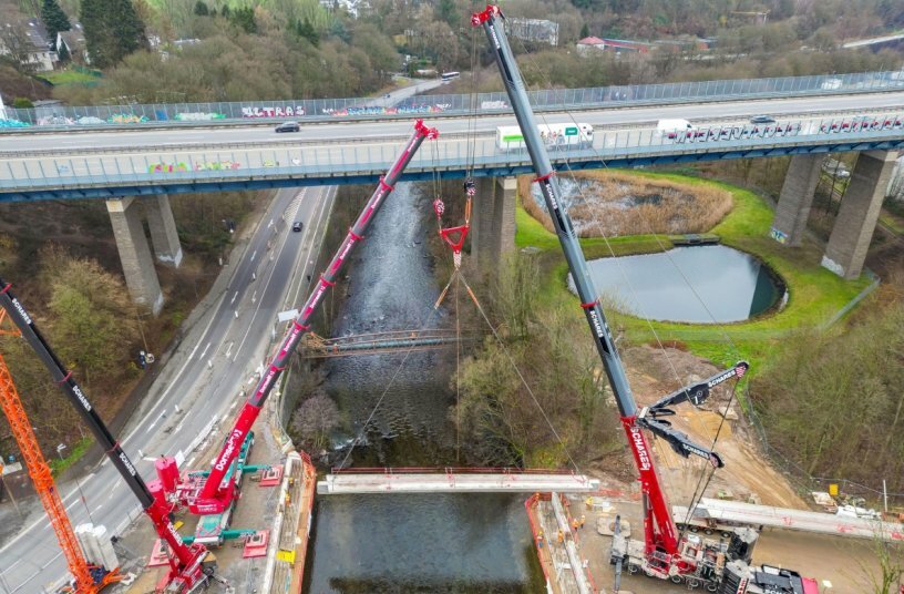 The reinforced concrete girders are placed on the abutments of the new bridge structure in a tandem lift.<br>IMAGE SOURCE: Liebherr-Werk Ehingen GmbH