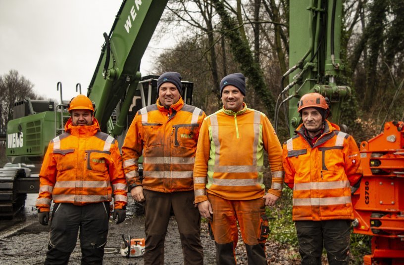 Marco and Torsten Weng (2nd and 3rd from left) have been active in tree felling for about 10 years. They are supported in this work by the employees Stanislav Sawada (right) and Grzegorz Jacek (left) <br> Image source: SENNEBOGEN Maschinenfabrik GmbH 