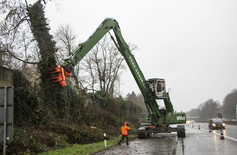 Use along the highway: The Weng Group uses a SENNEBOGEN 830 R-HDD for controlled tree felling. Even large trees can be removed quickly and safely and the traffic flows on. <br> Image source: SENNEBOGEN Maschinenfabrik GmbH