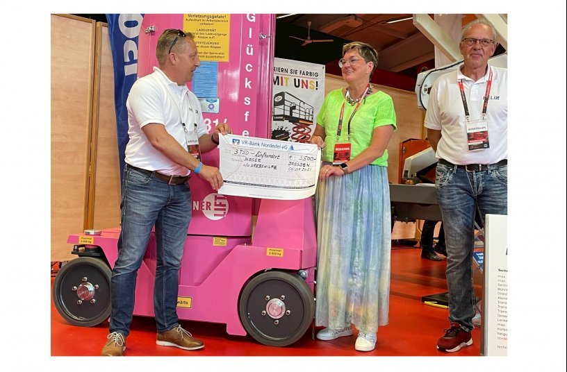 Andreas Hänel (left) and Frank Rodert (right), Hematec GmbH, hand over the donation to Maayke Bleser, Bleser Mietstation GmbH. <br> Image source: LECTURA Verlag GmbH