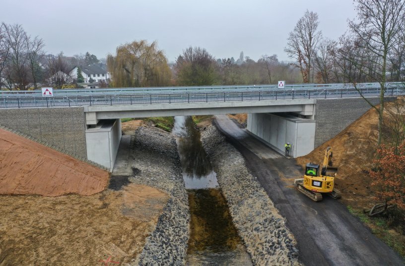 Brückenbau in Rekordzeit: Die Swistbachbrücke kurz vor der Freigabe im Dezember 2021. <br> Bildquelle: HUESKER Synthetic GmbH