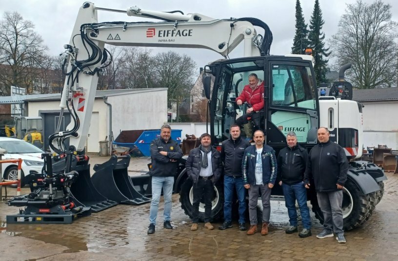 HYDREMA - Regionalleiter Rico Zartmann und Verkaufsleiter Michael Hohlwein von KOHRMANN (1. und 2. von links) zusammen mit dem stolzen Team von Eiffage Infra-Ost bei der Übergabe des MX16G. <br>BILDQUELLE: HYDREMA