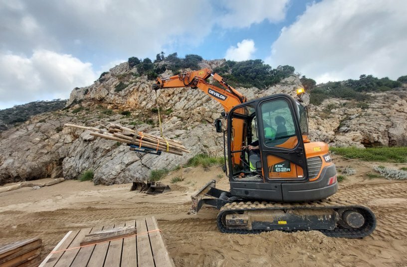 Develon DX62R Mini-Excavator Prepares Coastal Resort for Summer Season<br>IMAGE SOURCE: DEVELON