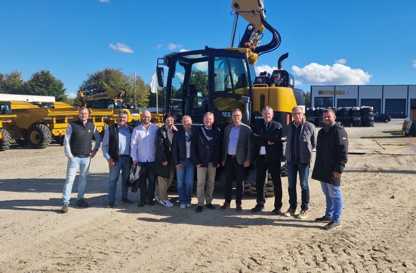 Konzernchef Jan Werner Jensen (4.v.r) begrüßte Michael Ellinger 5.v.r) mit seiner Vertriebsmannschaft im Werk zusammen mit Martin Werthenbach (3.v.r.) und Mario Haun (ganz links).<br>BILDQUELLE: Hydrema Baumaschinen GmbH