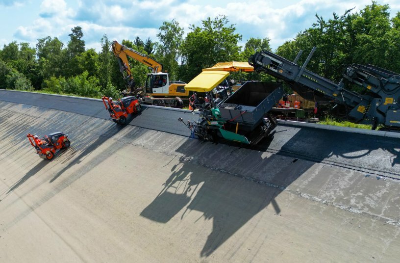 Wirtgen Group machines impress as a universal solution – here with a particular focus on the two Hamm rollers that precisely compacted the steeply sloping surface.<br>IMAGE SOURCE: WIRTGEN GROUP