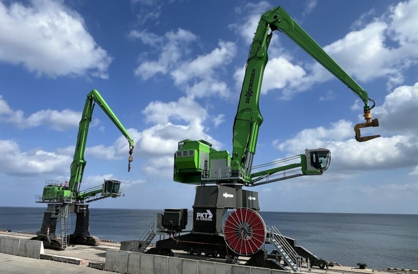 The new 885 G complements the existing SENNEBOGEN fleet for handling heavy-duty goods such as steel coils weighing up to 32 tons at the terminal.<br>IMAGE SOURCE: SENNEBOGEN Maschinenfabrik GmbH