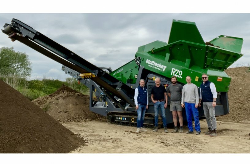 Maschinübergabe am Kieswerk Osterhofen: Das Team von der Fa. Steinleitner mit Vertretern von Kuhn Baumaschinen bei der offiziellen Übergabe der neuen McCloskey R70.<br>IMAGE SOURCE:  KUHN Baumaschinen Deutschland GmbH 
