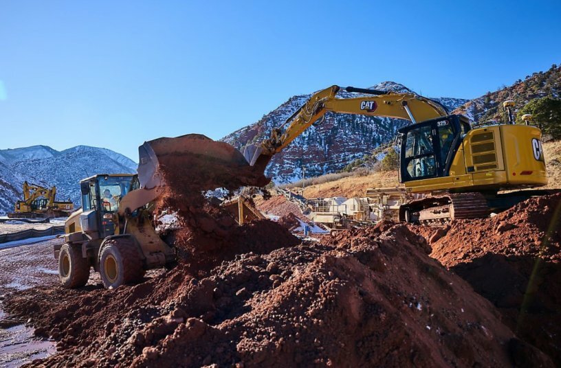 Cat® 325 Excavator with HD undercarriage<br>IMAGE SOURCE: Caterpillar