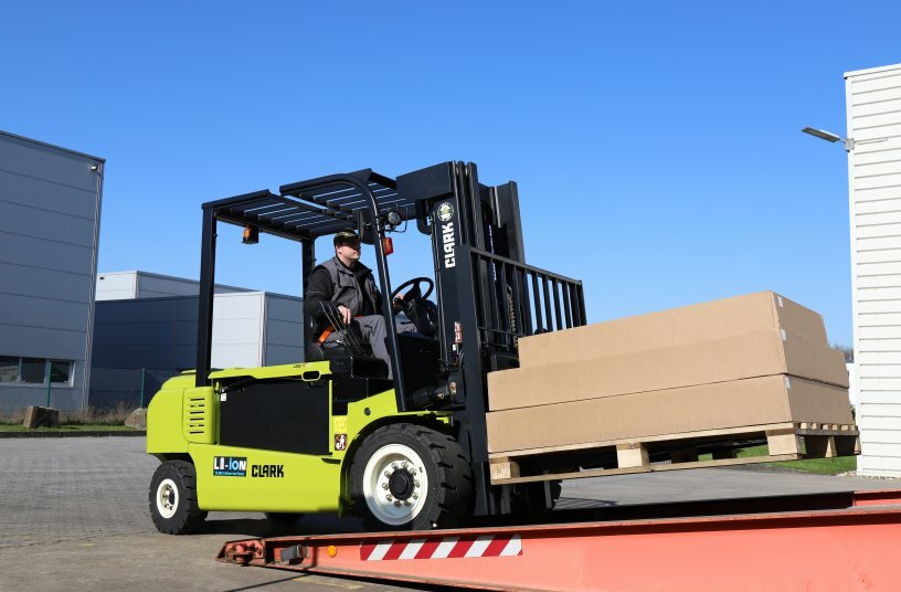 Safe use on sloping terrain or ramps is ensured by the standard ramp function, which prevents the truck from accelerating or rolling back unintentionally.<br>IMAGE SOURCE: CLARK Europe GmbH