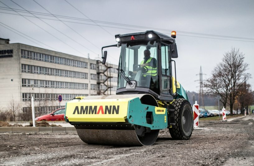 Der ARS 70 von Ammann ist ein Walzenzug, der extra für den schweren Erdbau und den Straßenbau konzipiert wurde.<br>BILDQUELLE: HKL BAUMASCHINEN