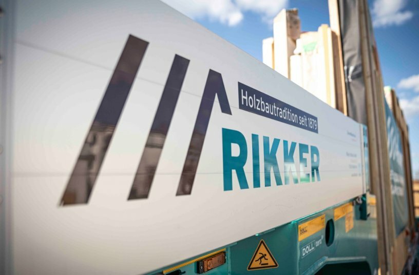 Transportlösung für übergroße Holzmodule: Rikker setzt auf DOLL Tiefbett<br>BILDQUELLE: DOLL Fahrzeugbau GmbH
