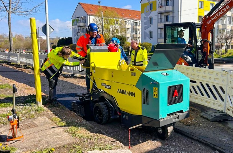 Das gesamte Team von NetzweltFabrik wurde im konkreten Einsatz von den Ammann Experten eingewiesen, um Fragen direkt in der Praxis zu klären.<br>BILDQUELLE: Ammann