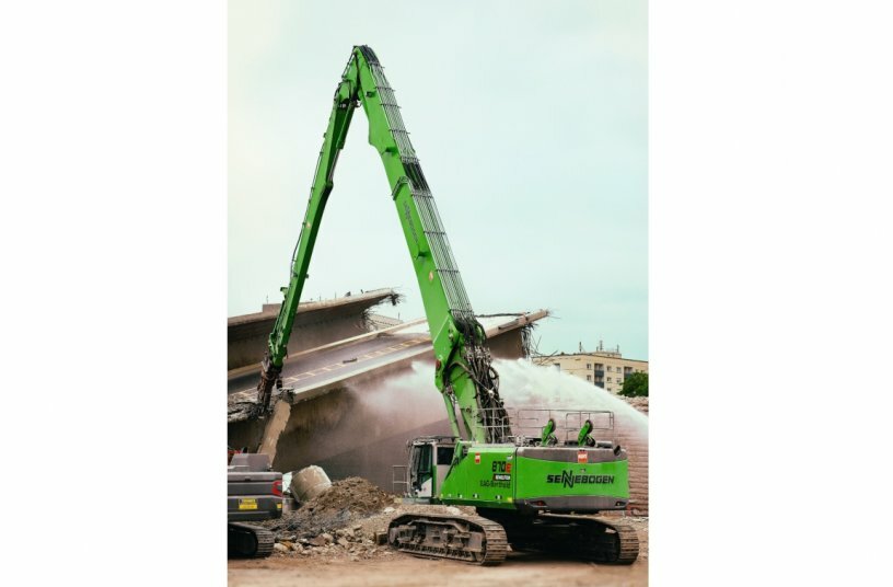 Nach dem Zerlegen wurden im Anschluss die Trümmer mit LKW und Traktoren abtransportiert.<br>BILDQUELLE: Sennebogen