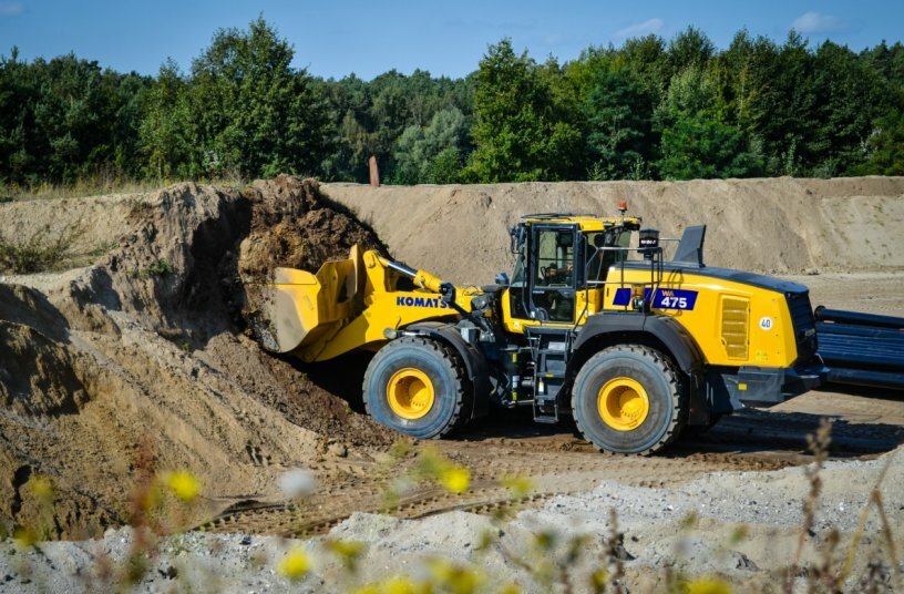 Komatsu WA475-11<br>IMAGE SOURCE: Komatsu