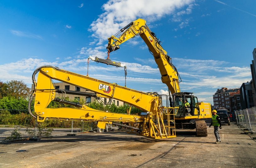 The hydraulic quick disconnect on the Cat® 330 UHD requires no tools to swap booms. Choose your undercarriage—a 3 m (3’10”) transportation width with fixed or hydraulic variable gauge undercarriage or a 3.4 m (11’ 3”) wide undercarriage for extended stability on the job.<br>IMAGE SOURCE: Caterpillar