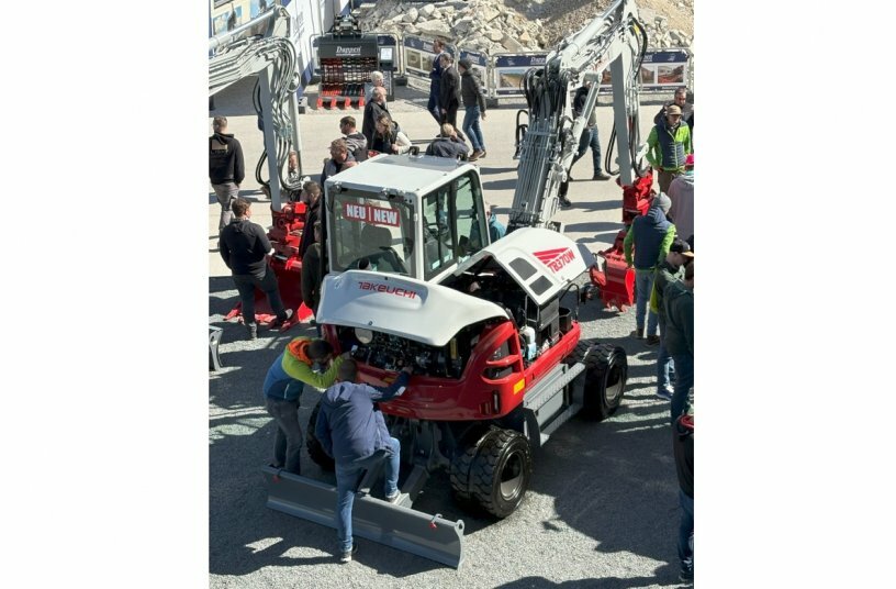 Der 7,5 t Takeuchi TB 370 W Mobilbagger konnte auf der bauma genauestens untersucht werden.<br>BILDQUELLE: Takeuchi