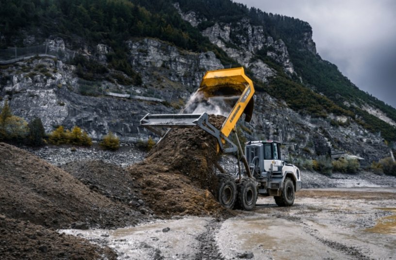 The TA 230 Litronic transports up to 28 tonnes of material per loading operation.<br>IMAGE SOURCE: Liebherr-Hydraulikbagger GmbH