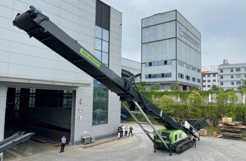 Der MESDA Low-Feeder B210F ermöglicht eine Haldenbildung von bis zu acht Metern Höhe und steigert so die Lagerkapazität auf derselben Grundfläche erheblich.<br>BILDQUELLE: MESDA Deutschland GmbH & Co. KG