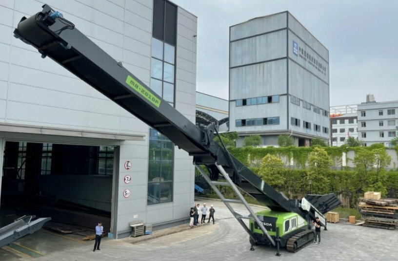 The MESDA low feeder B210F enables stockpiles of up to eight metres in height to be formed, thus significantly increasing storage capacity on the same footprint.<br>IMAGE SOURCE: MESDA Deutschland GmbH & Co. KG