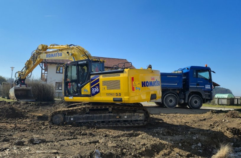 Präziser Tiefbau mit System – der PC220LCi arbeitet vollautomatisch nach 3D-Plandaten und setzt damit Maßstäbe für Effizienz und Genauigkeit auf der Baustelle.<br>BILDQUELLE: Kuhn Baumaschinen Deutschland GmbH