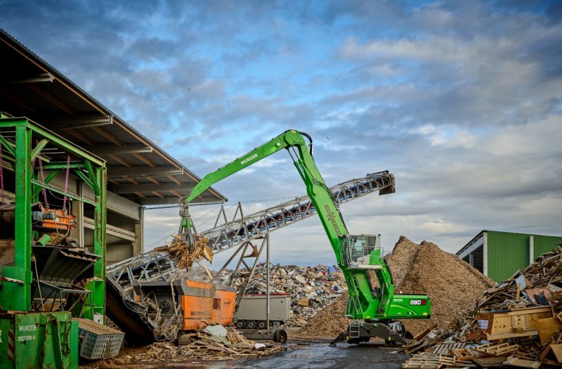Thanks to its wide range of equipment options, the new SENNEBOGEN 830 G is suitable for many industries and applications. Shown here with the Maxcab Industry industrial cab feeding a shredder with waste wood.<br>IMAGE SOURCE: SENNEBOGEN Maschinenfabrik GmbH