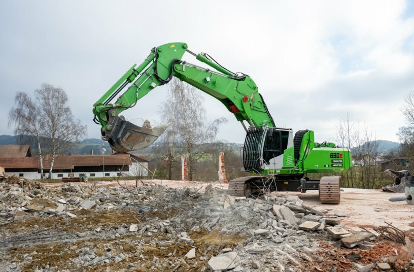 Die Ausstattung mit Erdbauausrüstung und Tieflöffel qualifizieren den SENNEBOGEN 830 E Demolition Vario Tool auch für Abbrucharbeiten in der Tiefe und die Baustellennachbearbeitung.<br>BILDQUELLE: Sennebogen