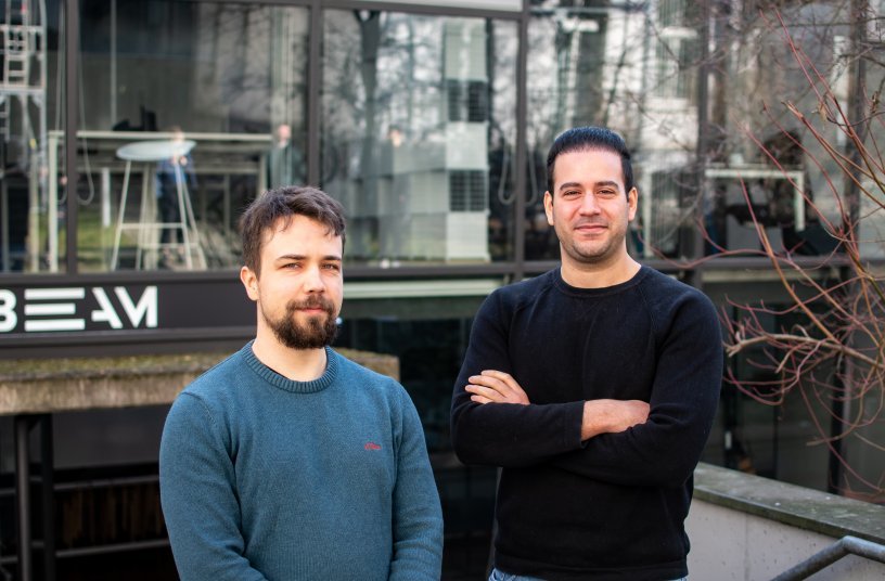 The target of Akram Alraai (right) and Dominik Adamowski with their start-up: service technicians should have all the important information at their fingertips via smartphone in case of a machine failure and thus be able to minimise downtimes. <br> Image source: BEUMER Group GmbH & Co. KG