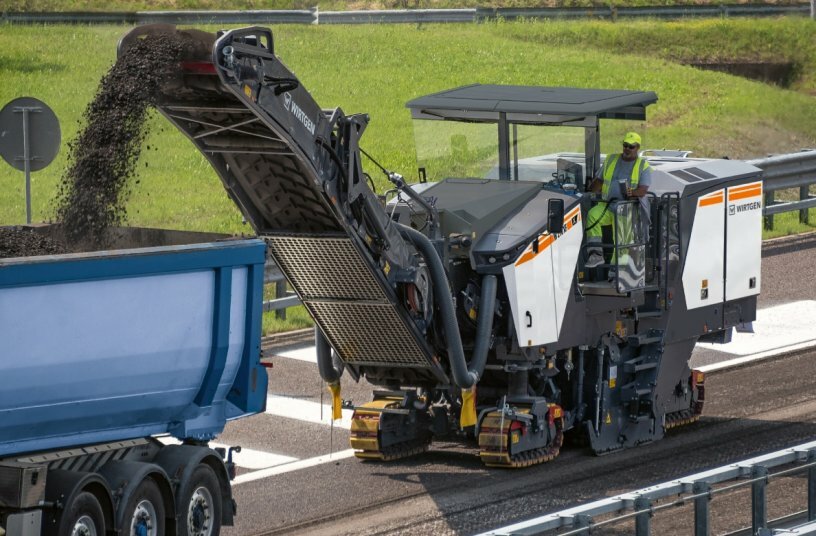Motorways, major roads and airports: Offering milling widths between 2.0 m (6 ft 7 in) and 2.5 m (8 ft 2 in), the new large milling machine W 210 XF is predestined for the rehabilitation of surface layers, complete pavement removal including fine milling work.<br>IMAGE SOURCE: WIRTGEN GROUP