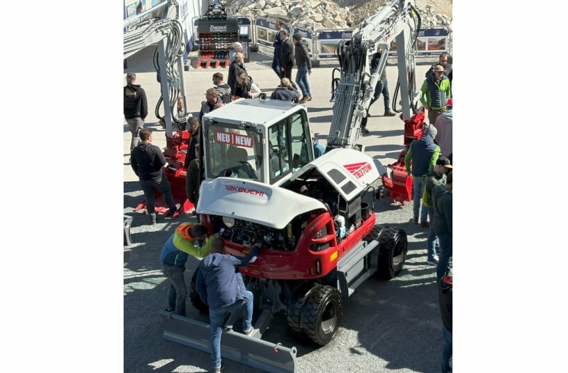 Der 7,5 t Takeuchi TB 370 W Mobilbagger konnte auf der bauma genauestens untersucht werden.<br>BILDQUELLE: Takeuchi