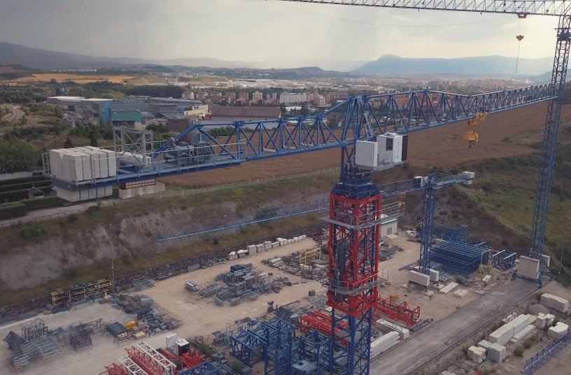 The new COMANSA 21LC600 and 21LC650 tower cranes have two maximum load versions: 20 and 25 tonnes. <br> Image source: COMANSA