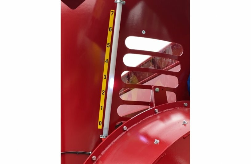 The new BvL slide indicator: The LED light strip clearly shows the opening position of the slide on the BvL feed mixer, even if the slide itself is out of sight.<br>IMAGE SOURCE: Bernard van Lengerich Maschinenfabrik GmbH & Co. KG