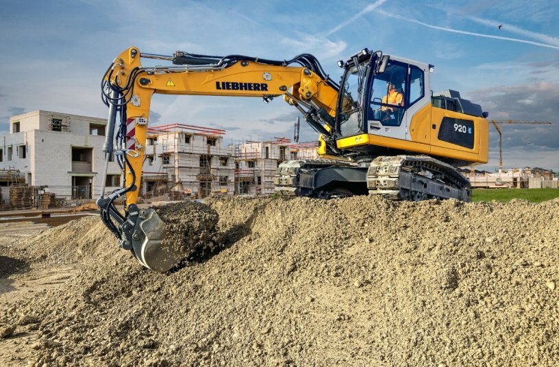 World premiere and a great example of alternative drives: the first battery-electric Liebherr R 920 G8-E crawler excavator delivers the same performance level as the conventional crawler excavator model and works both quietly and with zero local emissions − ideal for urban construction sites and tasks in halls or tunnels.<br>IMAGE SOURCE: Liebherr-International AG