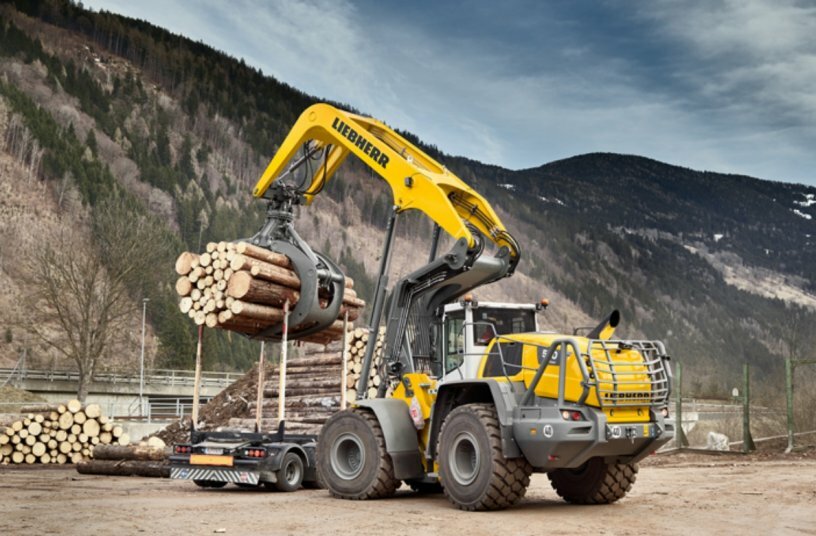 The Liebherr L 580 LogHandler XPower® loads a lorry with logs.<br>IMAGE SOURCE: Liebherr-International Deutschland GmbH