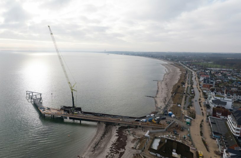 The new pier juts 230 metres into the Baltic Sea.<br>IMAGE SOURCE: Liebherr-Werk Biberach GmbH
