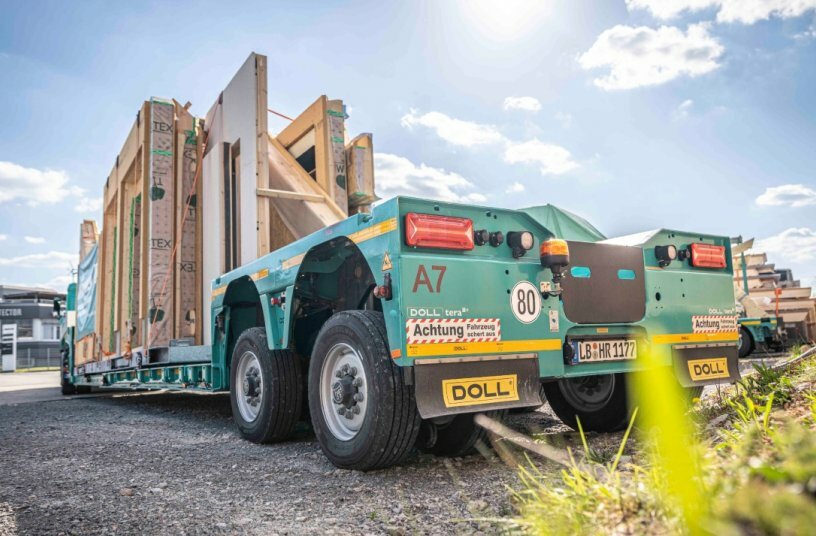 Transportlösung für übergroße Holzmodule: Rikker setzt auf DOLL Tiefbett<br>BILDQUELLE: DOLL Fahrzeugbau GmbH