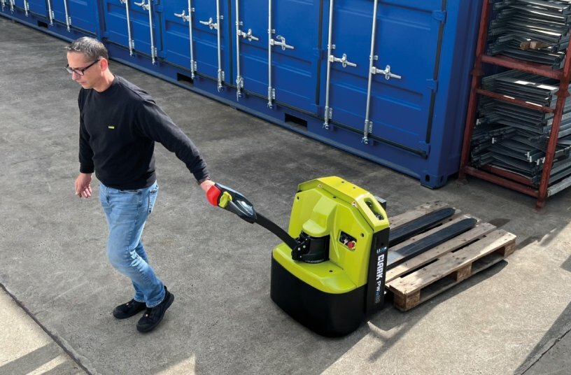The Clark PWio20 low-lift pallet truck has a load capacity of 2000 kg and is designed for more demanding applications in pedestrian operation<br>IMAGE SOURCE: CLARK Europe GmbH