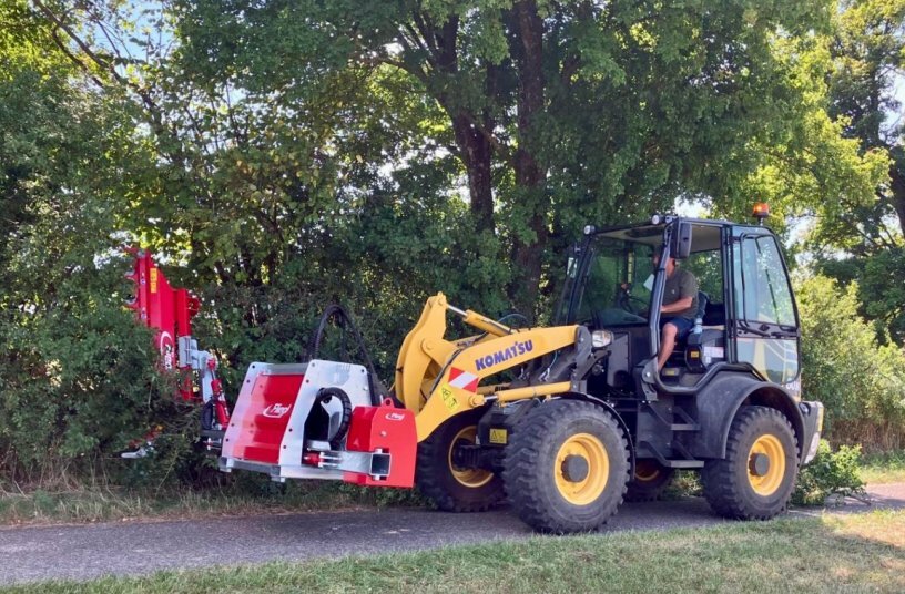 Die Kombination aus Radlader und Astschere macht den Bauhof flexibel – ob Transport, Schnitt oder Verladung: alles mit nur einem Fahrzeug.<br>BILDQUELLE: Kuhn Baumaschinen Deutschland GmbH