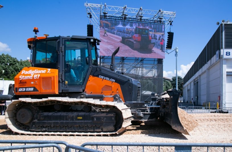 Double milestone at Samoter: Develon launches Series 9 and wins the Innovation Award with E-Stop technology<br>IMAGE SOURCE: Develon