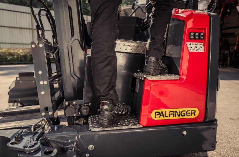 For extra comfort and control, the FLM 25 features an elevated seating position and a convenient entry.<br>IMAGE SOURCE: PALFINGER AG