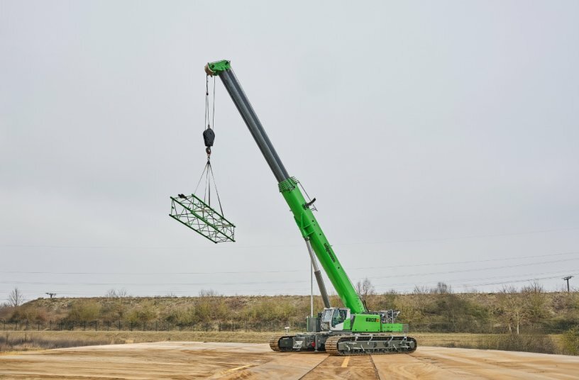 Ausgestattet mit dem 6-teiligen Pin Boom-Ausleger, zeigt sich der SENNEBOGEN 6203 E besonders stark bei Pick and Carry-Aufgaben und bei Hüben in bis zu 4 Grad Schräglage.<br>BILDQUELLE: SENNEBOGEN Maschinenfabrik GmbH