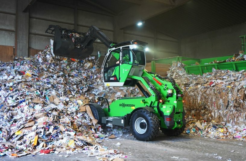 Die auf eine Sichthöhe von 4,25 m hochfahrbare Komfortkabine mit neuem Bedienkonzept macht den SENNEBOGEN 360 G einzigartig unter den Industrieladern.<br>BILDQUELLE: SENNEBOGEN Maschinenfabrik GmbH