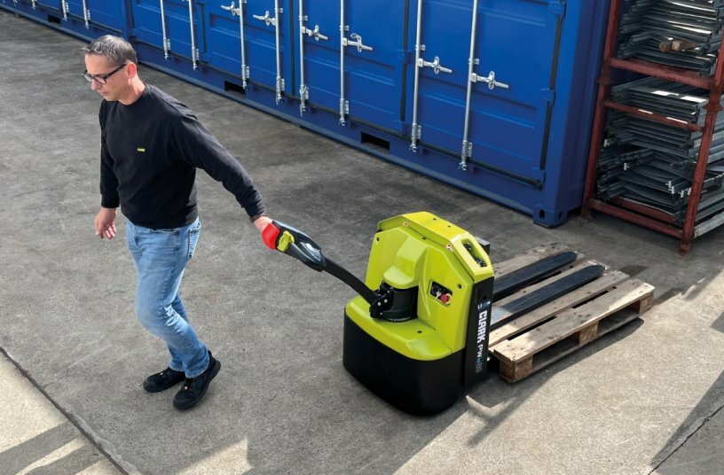 The Clark PWio20 low-lift pallet truck has a load capacity of 2000 kg and is designed for more demanding applications in pedestrian operation<br>IMAGE SOURCE: CLARK Europe GmbH