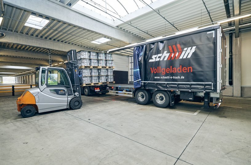 40 Tonnen Gesamtgewicht: Batterieelektrischer eActros fährt jetzt mit Anhänger im Nordschwarzwald<br>BILDQUELLE: Daimler Truck AG