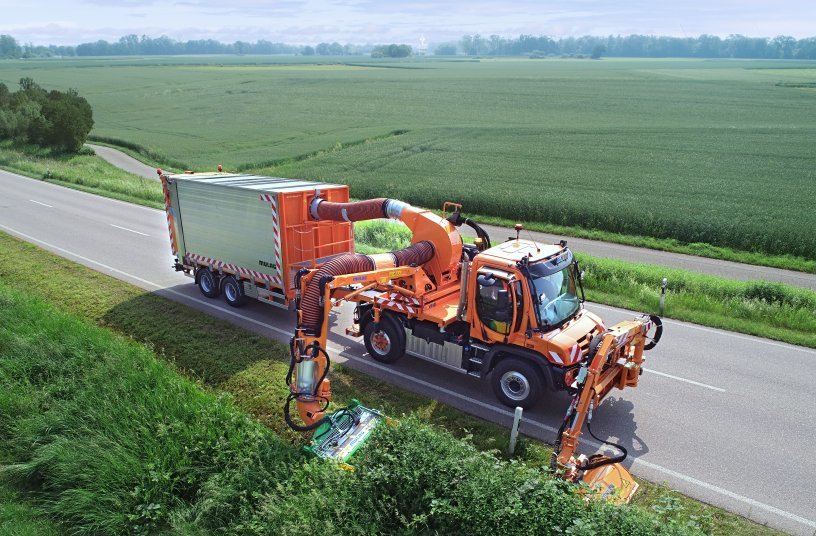 Unimog U 530 und Mähgutanhänger mit Mulag ECO-Mähtechnologie für schonende Grünstreifenpflege.<br>BILDQUELLE: Daimler Truck AG